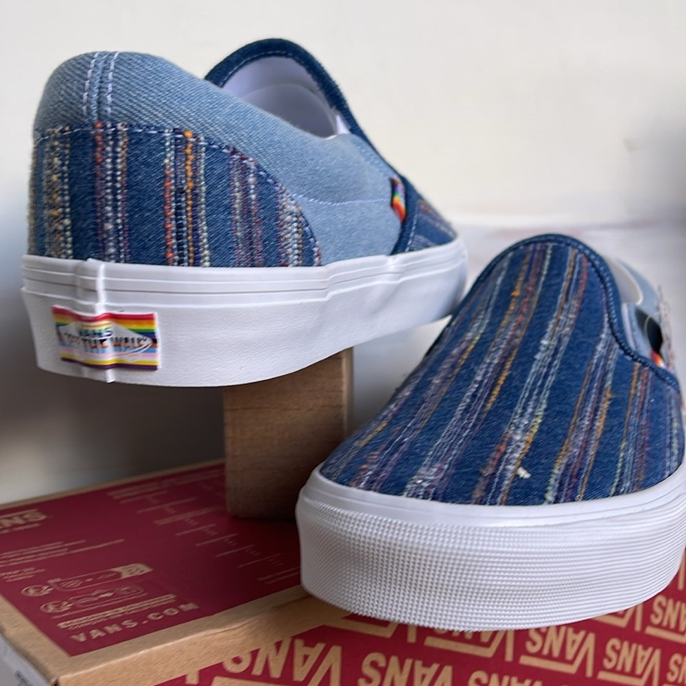 Vans Men’s Classic Slip-On
2gether As Ourselves Multi
VN000BVZCYL
Sneakers - Picture 9 of 16